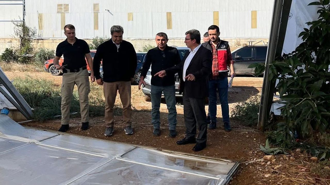 Serik’te fırtına seraları vurdu: Zarar tespit çalışmaları başladı