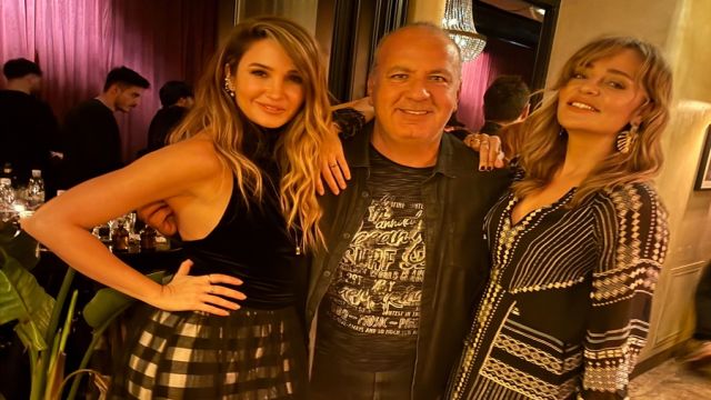 YAŞ GÜNÜNÜ OYUNCU ARKADAŞLARIYLA KUTLADI